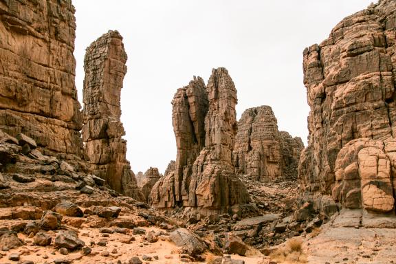 Trekking vers hautes falaise de grés