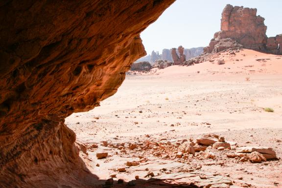 Trek observation d'une falaise de grés en Algérie