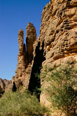 Randonnée vers une haute falaise en Algérie