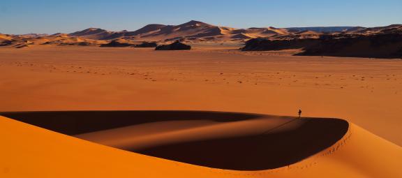 Randonnées dans les dunes ocres de la Tadrart en Algérie