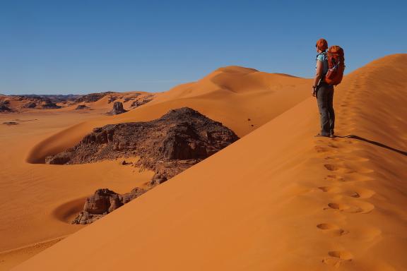Trekking dans le désert de dunes et de roches en Algérie