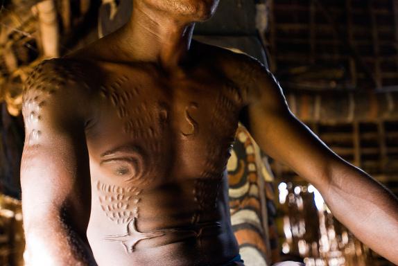 Rencontre d'un homme-crocodile yatmul de la région du fleuve Sepik