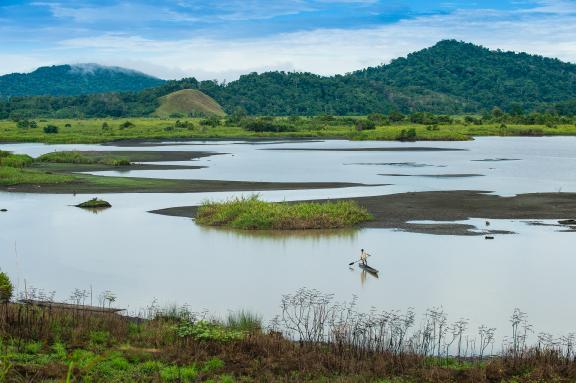 Navigation vers le secteur des Blackwaters dans la région du fleuve Sepik