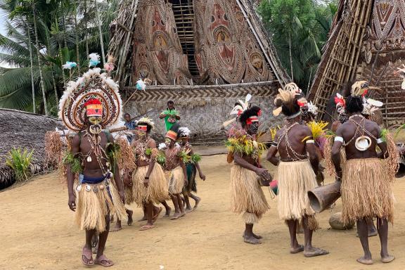 Randonnée vers un sing-sing devant une maison des esprits dans la région du fleuve Sepik