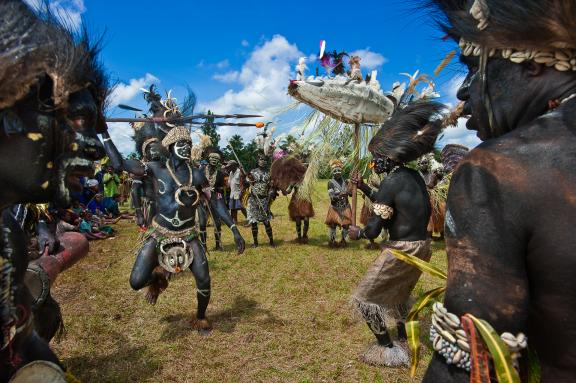 Rencontre de papous au sing-sing annuel de la région d'Ambunti dans le secteur du fleuve Sepik