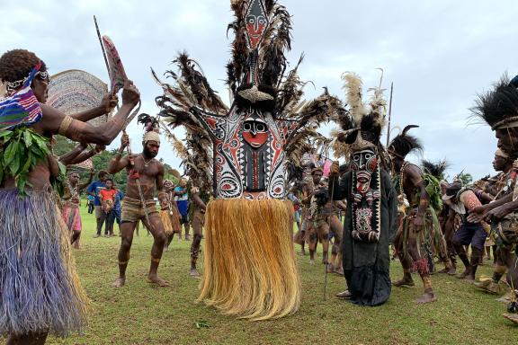 Navigation vers une danse de papous masqués dans la région du fleuve Sepik