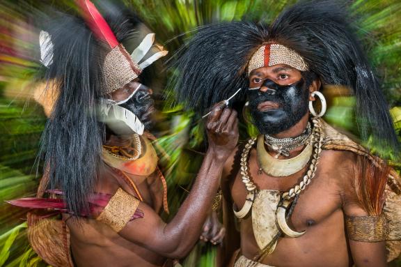 Randonnée vers des danseurs papous foï se maquillant pour le festival de Hagen