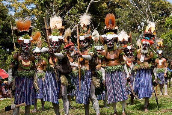 Trek vers un groupe de danseurs papous à Hagen dans les Highlands