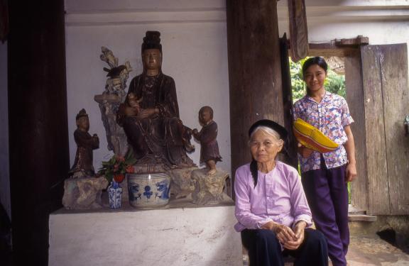 Rencontre de fidèles bouddhistes dans une pagode de la région de Hanoi