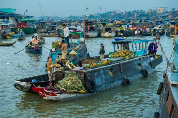 Navigation vers le marché flottant de Cai Rang dans le delta du Mékong