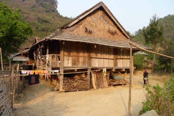 Randonnée vers une maison ethnique dans les montagnes de la région de Lai Chau