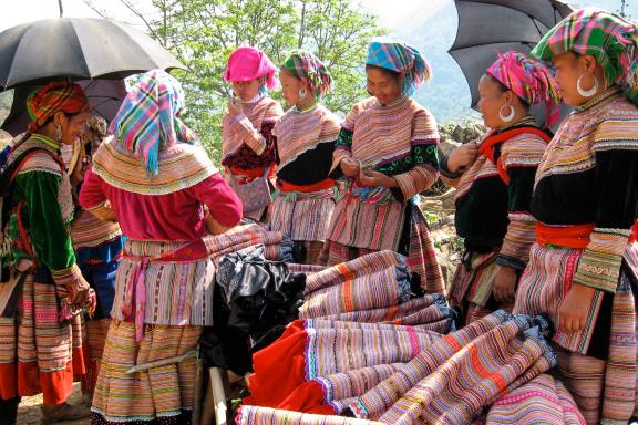 Rencontre de femmes hmong fleur dans le marché hebdomadaire de Can Cau