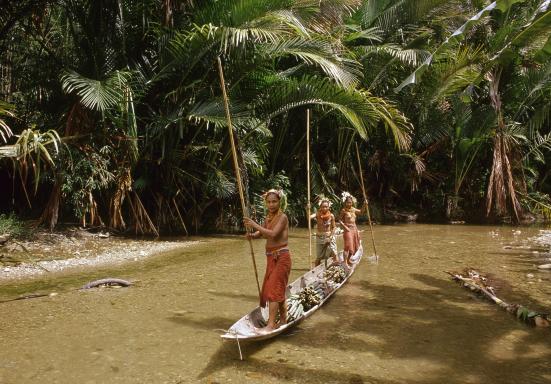 Rencontre d'une pirogue avec des femmes mentawaï sur l'île de Siberut