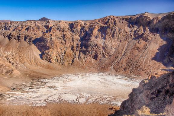 Trekking dans des formations rocheuses de l'Emi Koussi