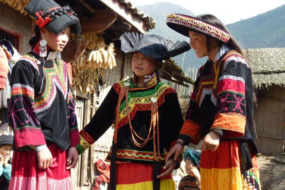 Trek vers des femmes yi de la région de Meigu dans les Da Liangshan
