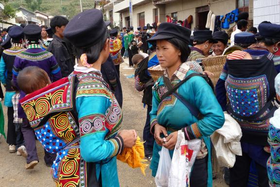 Trek vers des femmes yi au marché décadaire dans les Grandes Montagnes Froides