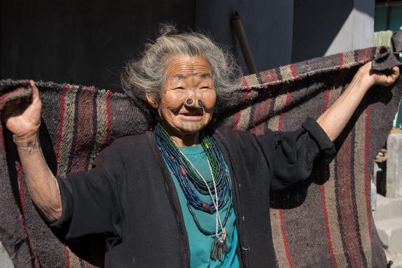 Randonnée vers une femme apatani devant sa maison en Arunachal Pradesh