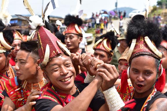 Rencontre des Naga participant au festival Aoeling dans la région de Mon