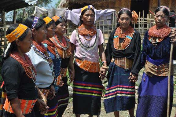 Trek vers des femmes naga konyak au festival de Aoeling au nord du Nagaland