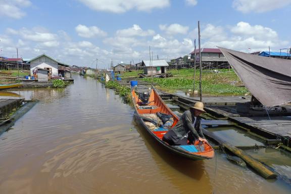 Navigation à travers le bassin du fleuve Mahakam sur Kalimantan
