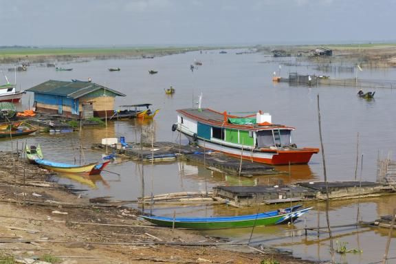 Voyage vers un lac alimenté par le fleuve Mahakam sur Kalimantan Est