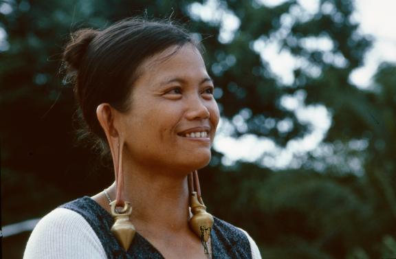 Rencontre avec une femme dayak du Haut Mahakam sur Kalimantan Est