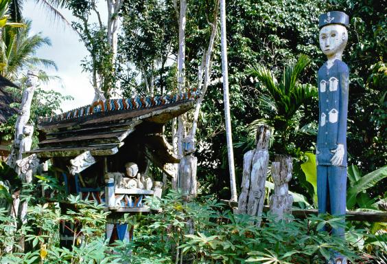 Trekking vers un cimetière traditionnel dayak sur Kalimantan Est