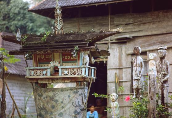 Découverte des effigies représentant des morts dayak devant une maison sur Kalimantan Est