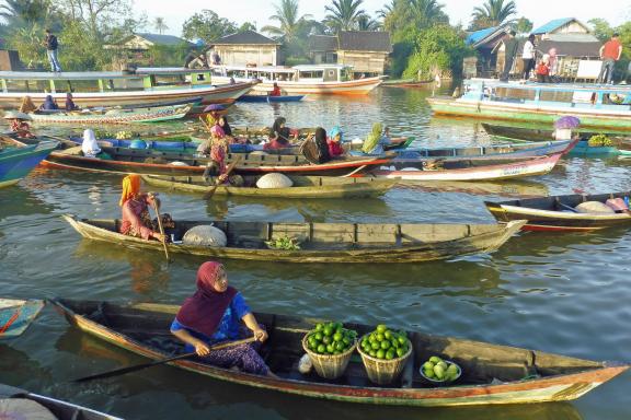 Randonnée vers des pirogues se rendant à un marché flottant dans la partie orientale de Kalimantan