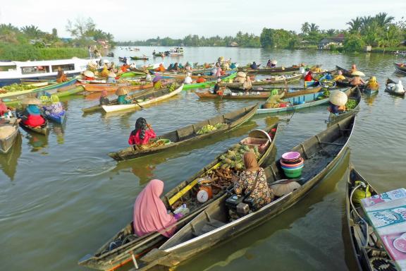 Navigation vers un marché flottant dans la partie orientale de Kalimantan