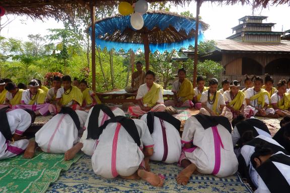 Immersion dans une cérémonie du peuple karen à la frontière entre Thaïlande et Birmanie