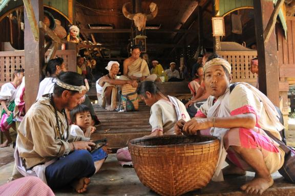 Rencontre de pèlerins animistes karen dans la région de Letongku