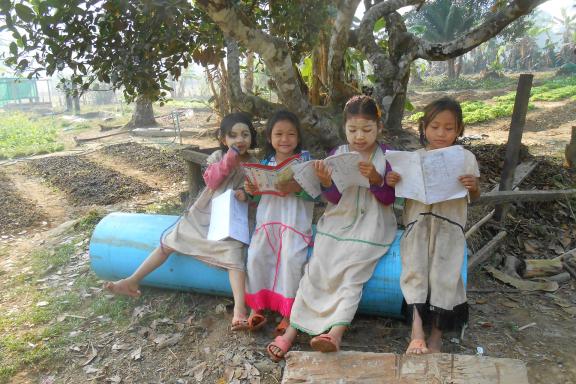 Randonnée vers des écolières karen dans la région de Letongku
