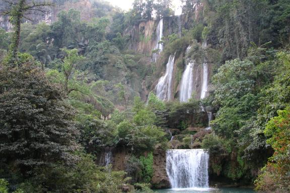 Trek vers des chutes d'eau forestières dans la région de Umphang