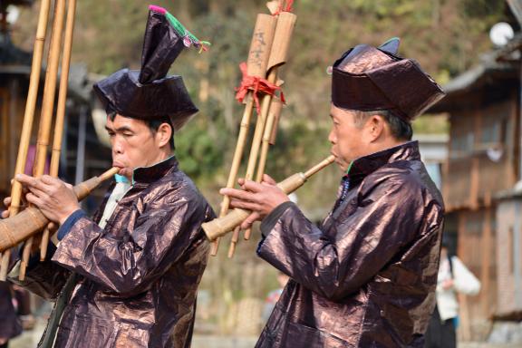 Voyage vers des joueurs de lusheng dong à une fête dans le Guizhou oriental
