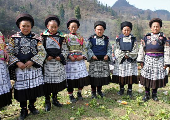 Trek vers des femmes miao à la fête des ancêtres au Guizhou