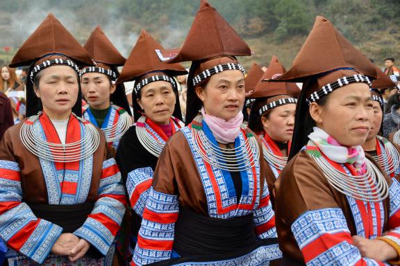Voyage vers des femmes miao chapeau pointu au Guizhou