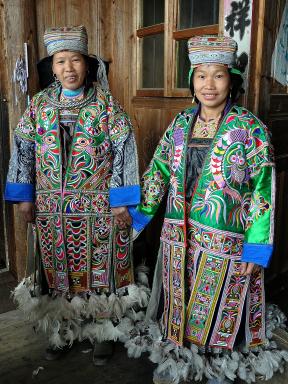 Rencontre de femmes miao à veste cent oiseaux dans la région de Danzhai