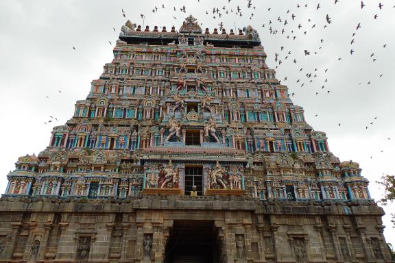 Voyage vers un gopuram d'un temple tamoul au Tamil Nadu