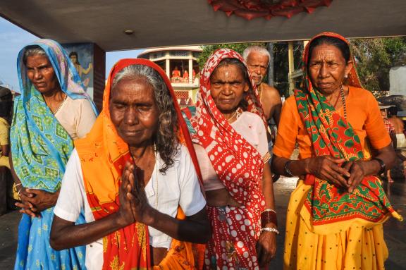 Immersion parmi des femmes hindoues en pèlerinage au Tamil Nadu