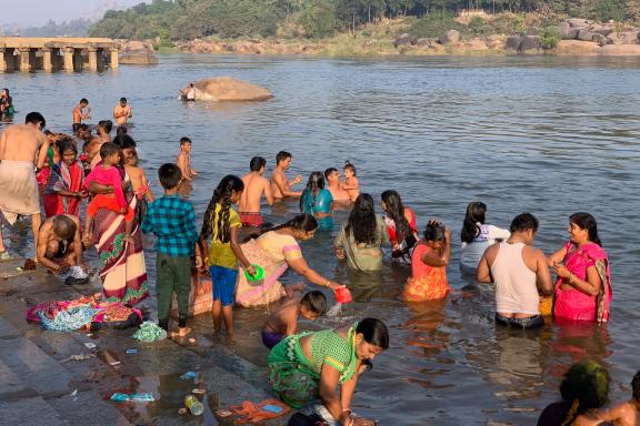 Voyage vers le bain sacré à proximité d'Hampi au Karnataka