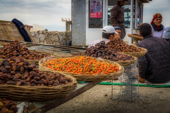 Voyage et étale de fruits secs sur la route en Ouzbékistan
