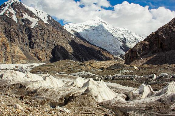Trek sur le glacier vers camp base Khan Tengri au Kirghizistan