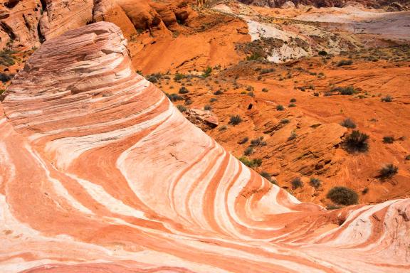 Trekking sur les formations rocheuses à Vermilion Cliffs aux États-Unis