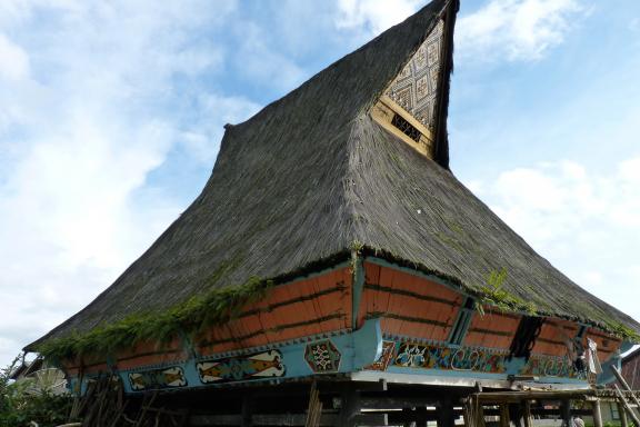 Randonnée vers une maison traditionnelle des Batak-Karo au nord de Sumatra