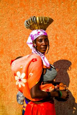 Rencontre avec une marchande de bracelets et son enfant près d'opuwo