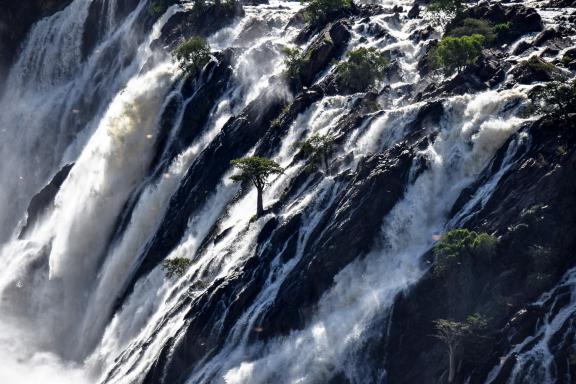 Randonnée vers les chutes d'Épupa dans le nord namibien