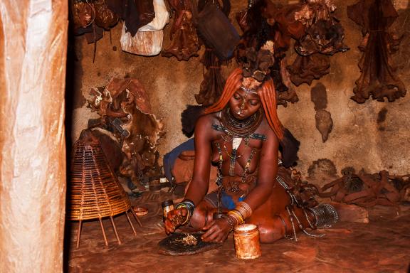 Découverte d'une jeune femme Himba dans sa case dans l'extrême nord de la Namibie