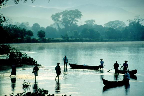 Navigation avec des pirogues sur une rivière de la province d'Analanirofo