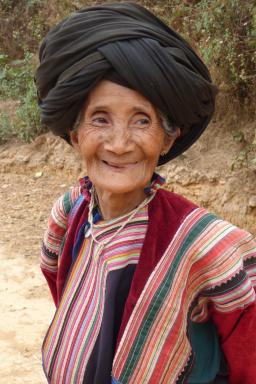 Randonnée avec une femme lisu sur un sentier à l'est du lac Inlé